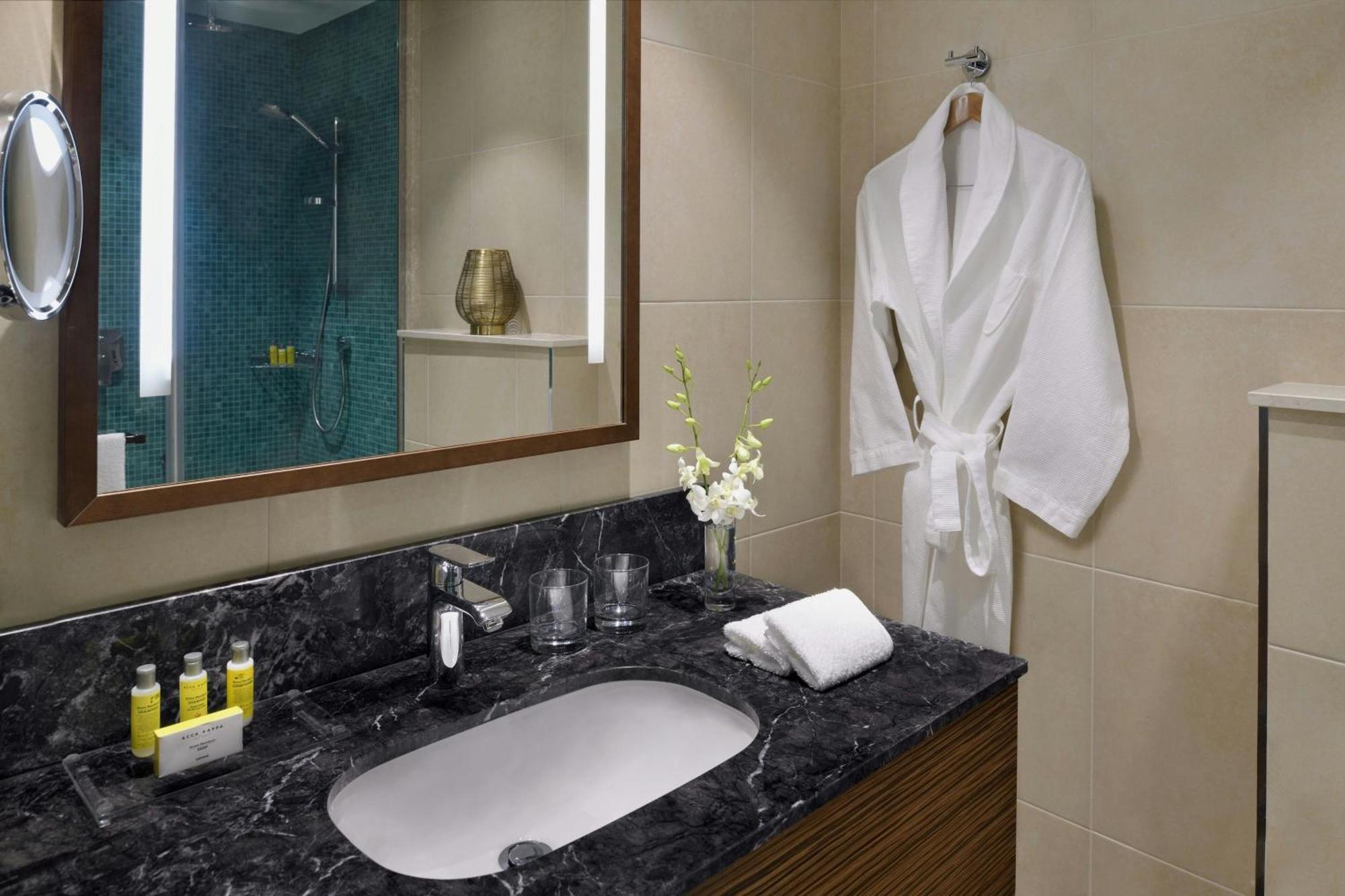 Marriott Executive Apartments Эль-Хубар Экстерьер фото A bathroom in a hotel