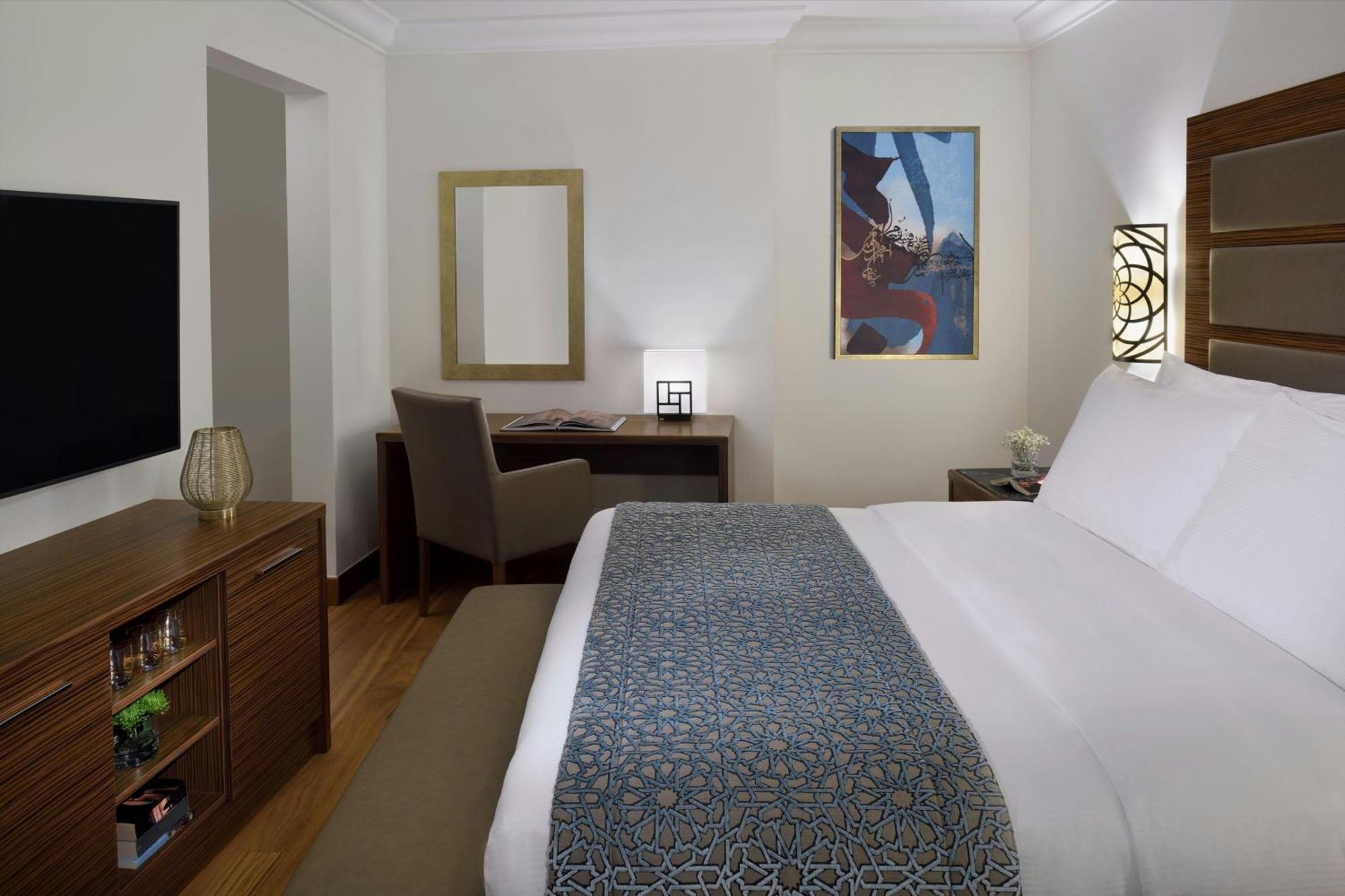 Marriott Executive Apartments Эль-Хубар Экстерьер фото A guest room at the Four Seasons Hotel